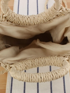 Borsa a mano semicircolare in paglia con manici intrecciati e fodera in tessuto beige mare