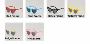 Détail des lunettes de soleil en forme de cœur en rouge bleu noir jaune beige et rose