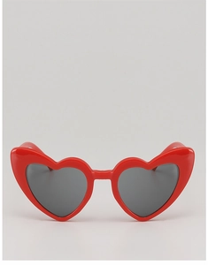 Vue de face de lunettes de soleil coeur pour enfants avec monture rouge et verres gris foncé