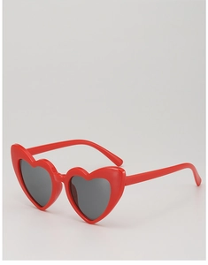 Vue détaillée de lunettes de soleil rouges en forme de cœur pour enfants avec verres noirs