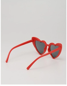 Détail de la monture rouge en forme de cœur avec verres foncés pour lunettes d'enfant