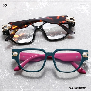 Detalle de monturas de gafas cat-eye con perlas en colores carey y cian para mujer