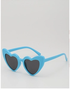Détail de lunettes de soleil coeur bleu clair pour enfants avec verres de protection