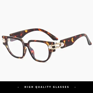 Detalle de montura de gafas ojo de gato carey con perlas en las bisagras doradas