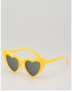 Détail de lunettes de soleil coeur pour enfants avec monture jaune et verres foncés