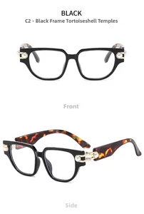 Detalle de gafas negras con patillas de carey y bisagras doradas con perlas blancas
