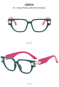 Detalle de gafas ojo de gato con montura verde, patillas rosas y adornos de perlas