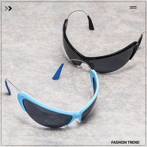 Mise à plat de lunettes de soleil futuristes enveloppantes noires et bleues à branches
