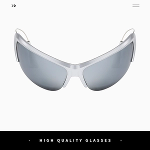 Vue de face de lunettes de soleil cyberpunk argentées Y2K avec verres miroirs