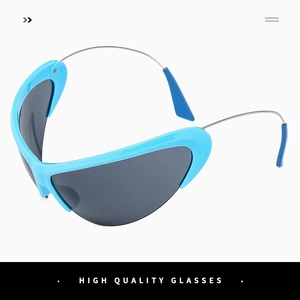 Détail de lunettes de soleil cyberpunk bleues avec branches métalliques fines