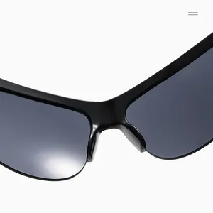 Gros plan sur des lunettes cyberpunk noires avec pont épais et plaquettes de nez intégrées