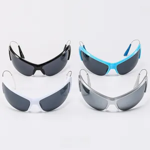 Détails de quatre lunettes de soleil cyberpunk en noir, bleu, blanc et argenté