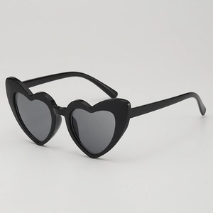 Lunettes de soleil coeur pour enfants avec monture noire élégante pour bébés