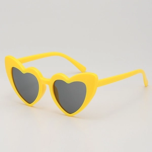 Lunettes de soleil coeur pour enfants avec monture jaune vif et verres foncés centrés
