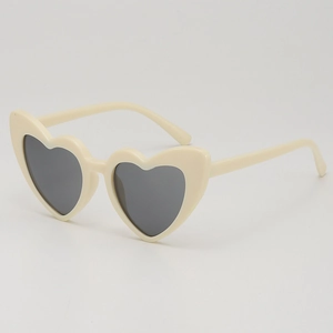 Lunettes de soleil coeur pour enfants, monture blanc crème et verres gris foncé à 45 degrés
