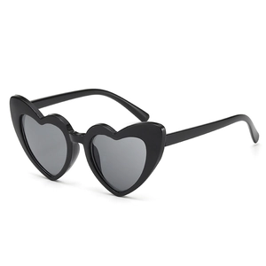 Lunettes de soleil cœur noir pour enfants avec verres gris foncé sur fond blanc