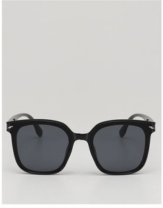Detailaufnahme der quadratischen schwarzen Sonnenbrille mit silbernen V-Metallakzenten