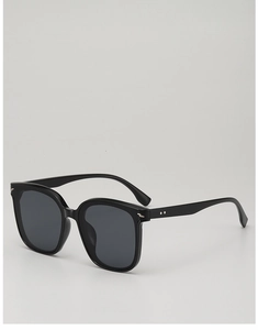 Detailansicht der schwarzen übergroßen quadratischen Sonnenbrille mit Silbernieten