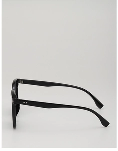Detailansicht der glänzenden schwarzen Oversized-Sonnenbrille mit silbernen Nieten