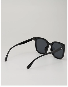 Detailsicht der großen schwarzen quadratischen Sonnenbrille mit silbernen Punkten und Gläsern