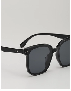 Detail der quadratischen Oversized-Sonnenbrille mit silbernem Blitz-Logo am Rahmen