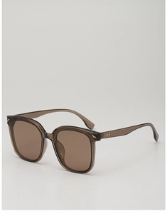 Details einer übergroßen quadratischen Sonnenbrille mit braunem Rahmen und Metallnieten