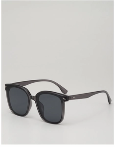 Makro-Detail der schwarzen quadratischen Sonnenbrille mit silbernen Nieten und dunklen Gläsern