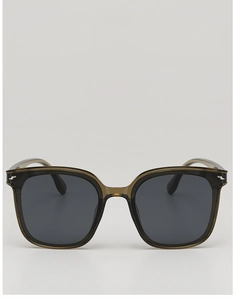 Detailansicht einer übergroßen olivgrünen Sonnenbrille mit silbernen Metallnieten