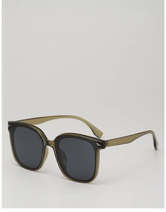 Detailansicht der olivgrünen quadratischen Sonnenbrille mit silbernen Nieten