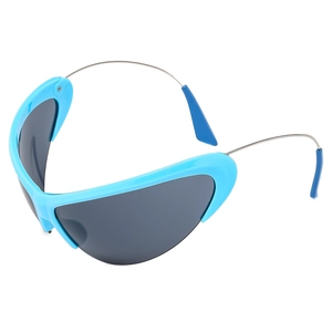 Lunettes de soleil enveloppantes cyberpunk à monture bleue au design sportif futuriste