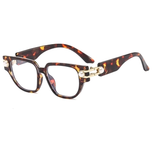 Montura de gafas cat-eye de carey a la moda con perlas y detalles de metal dorado