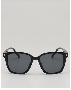 Détail de lunettes de soleil carrées noires avec décor argenté et verres gris foncé