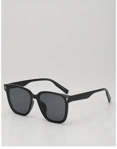 Vue détaillée des lunettes de soleil carrées noires surdimensionnées avec rivets argentés