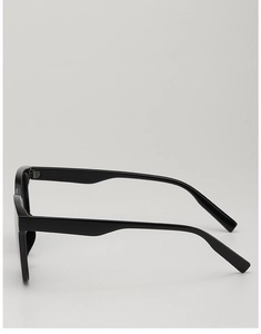 Gros plan sur la branche noire brillante et la structure latérale de lunettes de soleil
