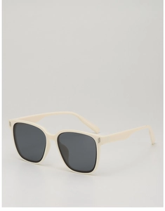 Vue détaillée des lunettes de soleil carrées crème avec verres foncés et décor métal