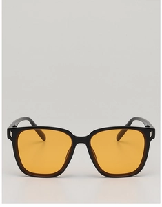 Détail de lunettes de soleil noires avec verres orange et accents métalliques argentés