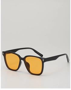 Détail de lunettes de soleil noires avec verres orange et charnières en métal argenté