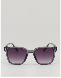 Détail de lunettes de soleil carrées avec monture grise et verres dégradés violets