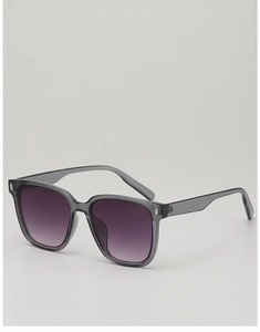 Détail de lunettes de soleil carrées gris transparent avec verres dégradés violets et métal