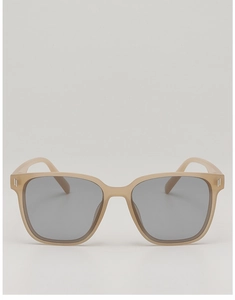 Vue frontale de lunettes de soleil carrées beige mat avec verres gris et rivets métal