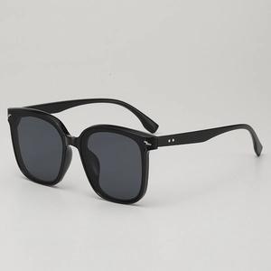 Klassische übergroße quadratische schwarze Sonnenbrille mit dunklen Gläsern und Nieten