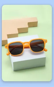 Lunettes de soleil orange pour enfants avec verres foncés sur présentoir moderne
