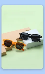 Lunettes de soleil enfant carrées rétro noires et orange sur supports géo