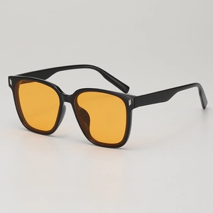 Lunettes de soleil noires larges élégantes avec verres orange vus de profil à 45 degrés
