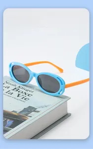 Gros plan de lunettes de soleil pour enfants avec monture bleu clair et branches orange