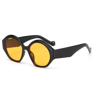 Occhiali da sole ovali retrò con montatura nera spessa e lenti gialle per un look vintage