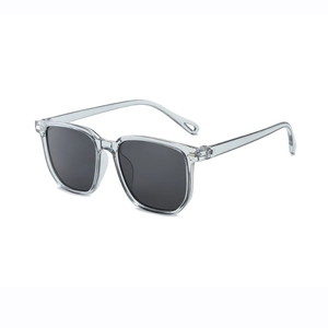 Modische Kinder Sonnenbrille mit transparent grauem Rahmen und UV-Schutz Gläsern in Dunkelgrau