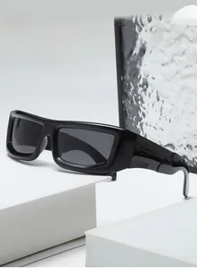 Détail de lunettes de soleil punk pour enfants avec monture rectangulaire noire brillante