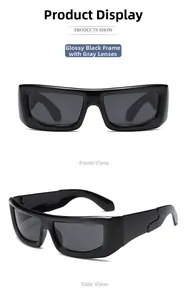 Gros plan de lunettes de soleil punk enfant avec monture noire brillante et verres gris