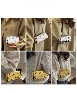 Model mit Vintage Metallic-Clutch-Taschen in Gold und Silber mit Kettenriemen